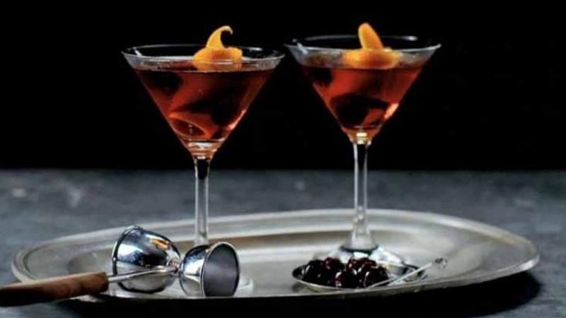 Khám phá cách pha chế cocktail Manhattan ngọt ngào, tinh tế và quyến rũ, làm say đắm lòng người ngay từ lần thưởng thức đầu tiên.