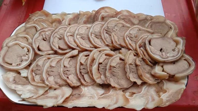 Công thức tai heo cuộn lưỡi giòn rụm, thơm ngon, khiến ai nấy cũng phải yêu thích ngay từ lần đầu thưởng thức.