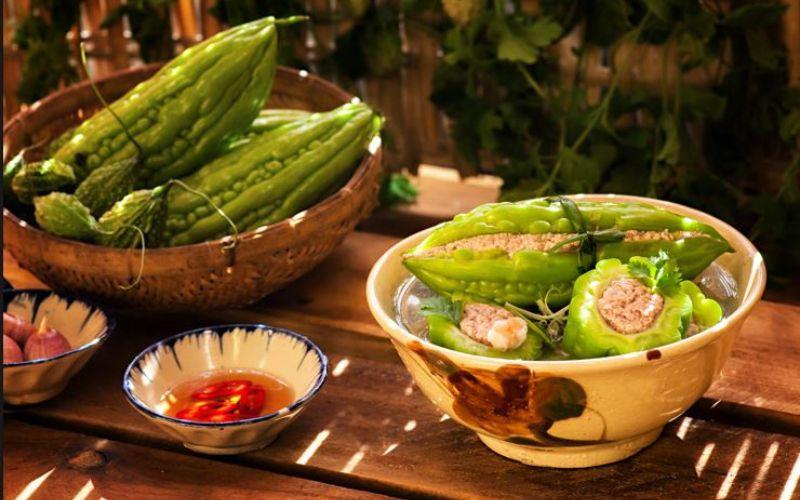 Canh khổ qua vào dịp Tết không chỉ là một món ăn quen thuộc mà còn mang theo nhiều ý nghĩa sâu sắc, phản ánh những giá trị tinh thần của người Việt. Món ăn này, với vị đắng đặc trưng, biểu trưng cho những khó khăn, thử thách trong cuộc sống, nhưng cũng là niềm hy vọng cho một năm mới tươi sáng hơn, đầy ắp niềm vui và may mắn.