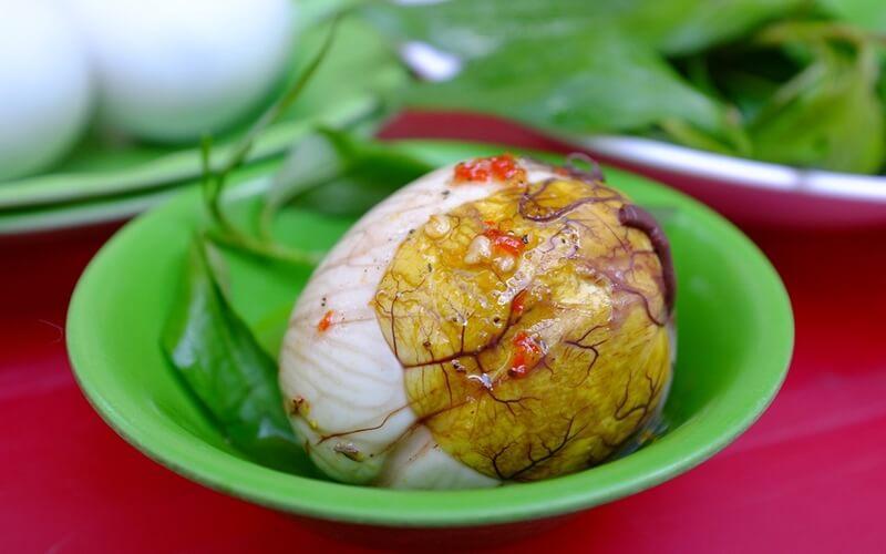 Vào những ngày cuối năm, nhiều người Việt chọn ăn trứng vịt lộn như một cách để xả xui, mang lại may mắn cho năm mới. Bạn đã biết cách lựa chọn trứng vịt lộn phù hợp, từ trứng non đến trứng già, để đạt được hiệu quả tối ưu chưa?