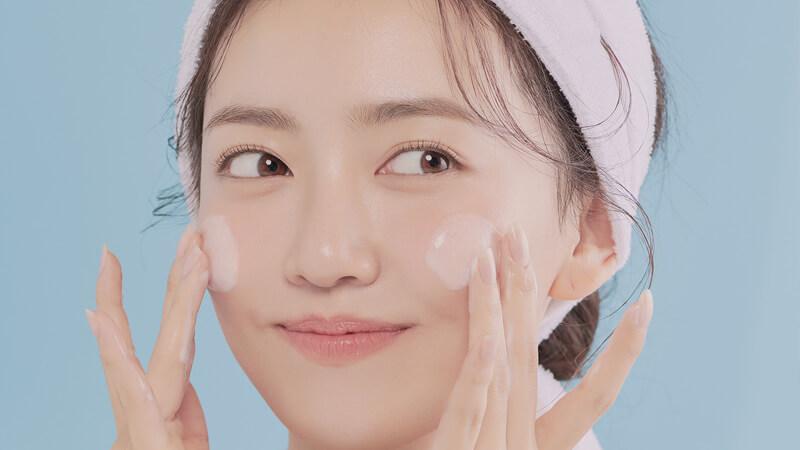Chăm sóc da mặt cho phụ nữ tuổi 30 không chỉ là việc duy trì vẻ đẹp bên ngoài mà còn là quá trình bảo vệ và nuôi dưỡng làn da trước những dấu hiệu lão hóa. Cùng khám phá những bí quyết để giữ cho làn da luôn tươi trẻ nhé!