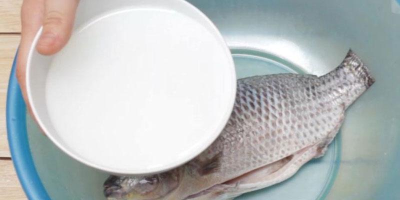 Bạn đã thử dùng sữa tươi để khử mùi tanh của cá chưa? Đây là một phương pháp đơn giản và hiệu quả mà ít ai biết đến.