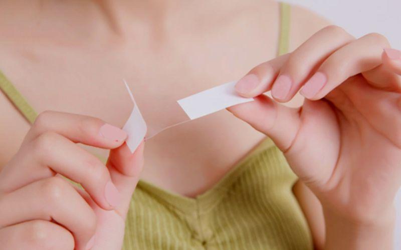 Áo trễ vai là lựa chọn yêu thích của không ít cô nàng, nhưng nhiều người lại e ngại về khả năng 'hớ hênh'. Nếu bạn cũng vậy, đừng lo lắng, hãy thử ngay những mẹo hữu ích dưới đây để diện áo trễ vai một cách tự tin và thanh thoát.