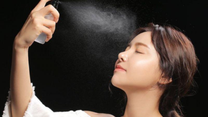 Khám phá 7 sản phẩm xịt khóa nền tuyệt vời, giữ lớp nền luôn căng mịn suốt cả ngày dài.