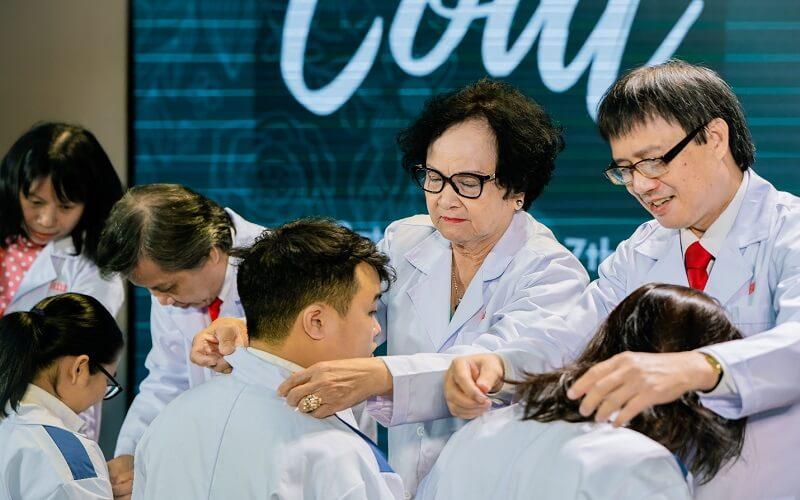 Khám phá cách phối đồ với áo blouse bác sĩ chuẩn quy định và vẫn giữ được nét thanh lịch, tinh tế trong phong cách cá nhân.