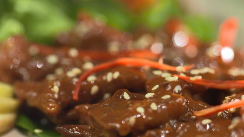 Chia sẻ bí quyết chế biến món má heo nướng táo thơm ngon, đậm đà hương vị.