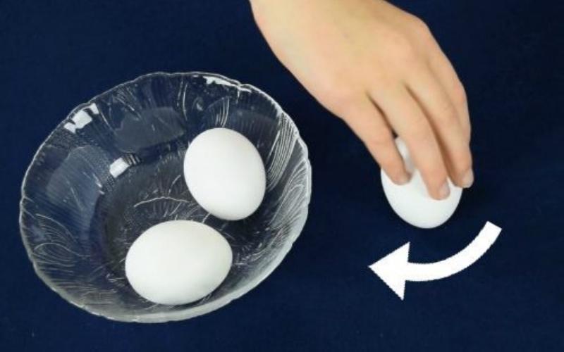 Nếu không may để lẫn lộn trứng sống và trứng chín, đừng quá lo lắng. Hãy khám phá ngay những cách nhận biết đơn giản để phân biệt chúng một cách chính xác.