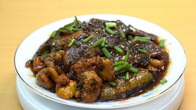 Hãy thử ngay món cá sặc kho tiêu, một món ăn dân dã nhưng lại đầy sức hút, khiến bữa cơm gia đình thêm phần ngon miệng và ấm cúng.