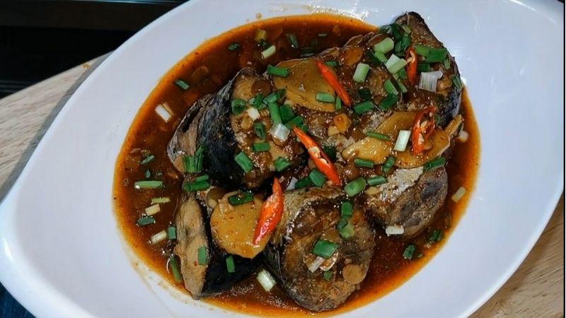 Khám phá công thức món cá ngừ kho tương hột với hương vị đậm đà, thơm ngon và hấp dẫn, mang lại sự mới mẻ cho bữa ăn gia đình.