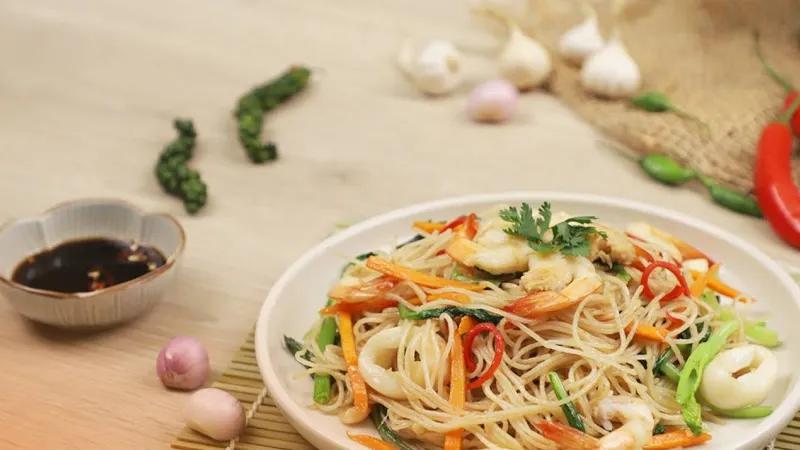 Khám phá công thức bún xào hải sản thơm ngon, đầy hấp dẫn, là sự lựa chọn tuyệt vời cho bữa trưa đổi vị và không còn cảm giác ngán cơm.