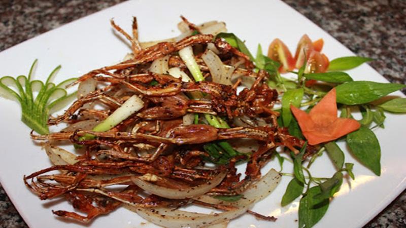 Khám phá cách chế biến khô nhái chiên mắm giòn rụm, món ăn đặc sản nổi tiếng của An Giang, mang đến một hương vị đậm đà khó quên.