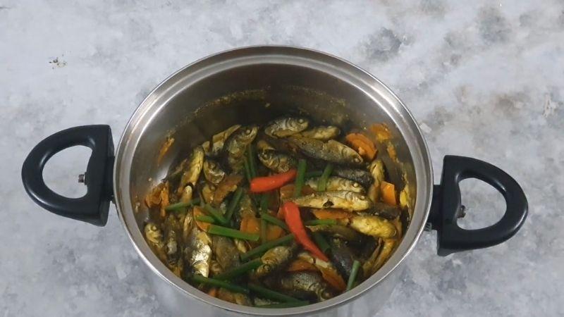 Công thức cá linh kho nghệ thơm ngon, hấp dẫn, khiến ai thưởng thức cũng phải xuýt xoa khen ngợi.