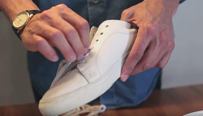 Đôi giày da trắng của bạn bị bẩn? Đây là cách vệ sinh đúng chuẩn để giữ giày luôn sạch sẽ và bền đẹp.