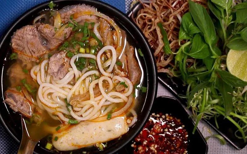 Một lần thử bún bò tái, là cảm nhận ngay sự tê tái trong từng miếng ăn, quyến luyến mãi không rời.