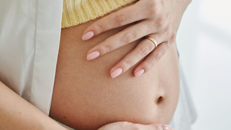Bụng bầu khi ngồi có xuất hiện ngấn không? Tìm hiểu sự khác biệt giữa bụng bầu và bụng mỡ