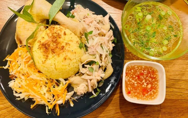 Khám phá cách làm cơm gà tại nhà, với hạt cơm dẻo thơm và thịt gà mềm mại, da gà vàng óng, hấp dẫn ngay từ cái nhìn đầu tiên.