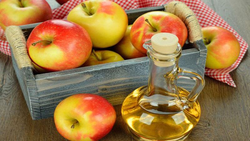 Chỉ với một lọ giấm táo, bạn có thể giải quyết mọi vấn đề tóc một cách hiệu quả.