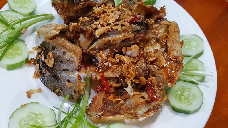 Khám phá cách chế biến đầu cá hồi chiên tỏi mặn ngọt, món nhậu lý tưởng cho các buổi tụ họp.