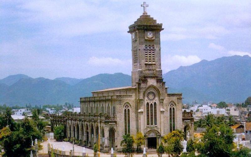 Nhà thờ Đá Nha Trang - Một tuyệt tác kiến trúc Gothic cổ điển tráng lệ, nổi bật giữa thành phố biển, là điểm đến hấp dẫn không thể bỏ qua.