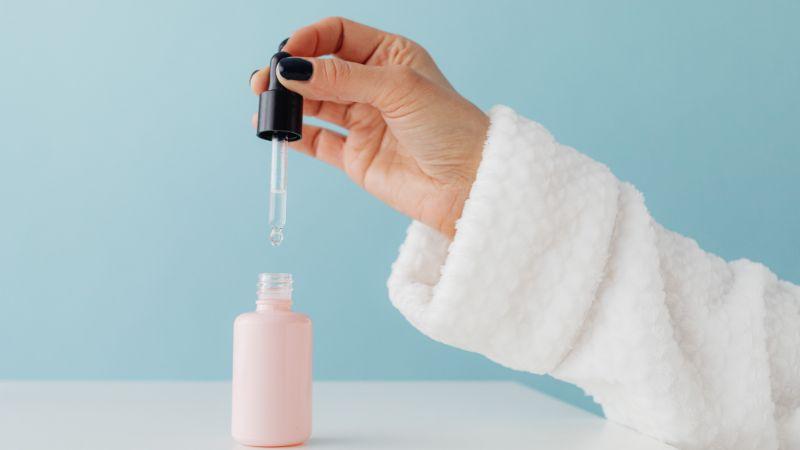 Khám phá 10 loại serum dành cho da dầu mụn, giúp làm mờ thâm và nuôi dưỡng làn da trắng sáng, mềm mịn.