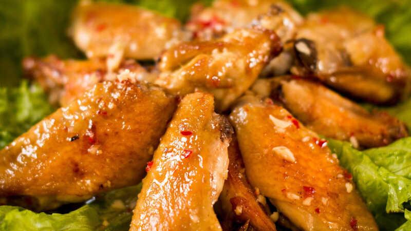 Khám phá cách chế biến cánh gà nướng sa tế tỏi ớt, hương vị thơm ngon khó cưỡng