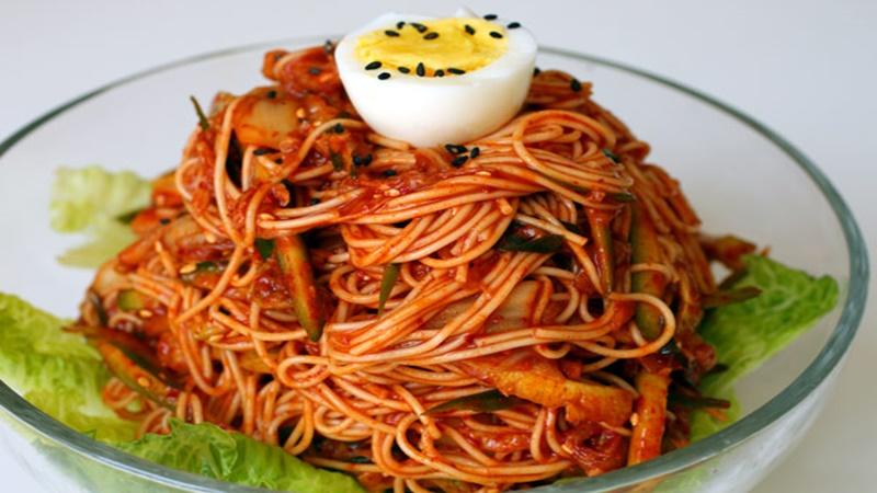 Khám phá cách làm mì trộn chua ngọt Hàn Quốc đơn giản nhưng đầy lôi cuốn, hứa hẹn mang đến hương vị tuyệt vời.