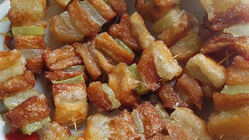 Khám phá cách chế biến thịt heo quay chay với lớp da giòn rụm, kết hợp cùng cơm nóng hay bánh hỏi đều cực kỳ thơm ngon và hấp dẫn.