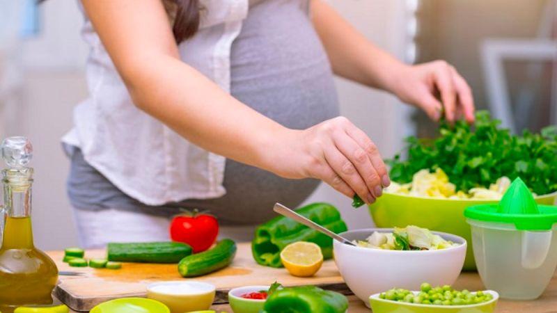 Giải mã lý do tại sao bà bầu không nên ăn đồ thừa vì có thể mang đến điều xui xẻo