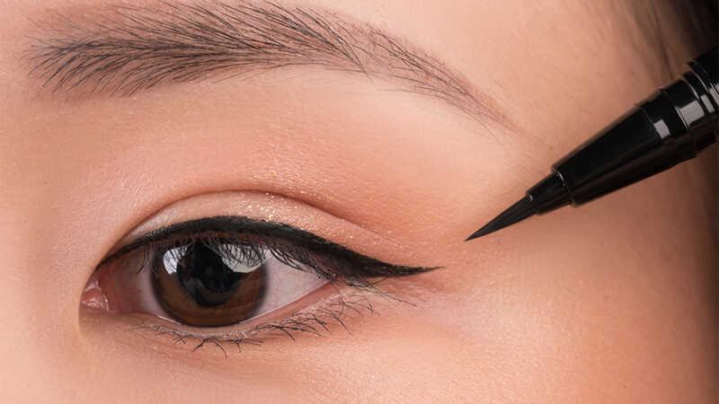 Hướng dẫn chi tiết cách kẻ eyeliner cho người mới bắt đầu, giúp bạn dễ dàng đạt được vẻ đẹp tự nhiên và ấn tượng.