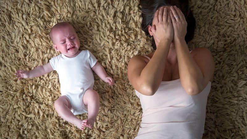 Sự khác biệt giữa hội chứng baby blues và trầm cảm sau sinh là gì?