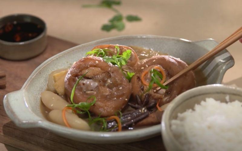 Khám phá cách chế biến giò heo hầm nước dừa với hương vị đậm đà, hấp dẫn khó cưỡng.