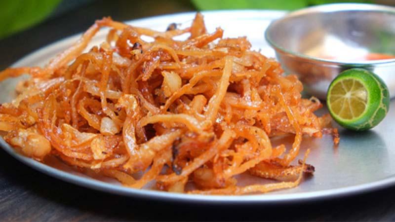 Khô mực chiên nước mắm – một món ăn mới lạ, mang đến sự thú vị trong từng miếng ăn, hoàn hảo để chia sẻ với bạn bè trong những buổi tụ họp.
