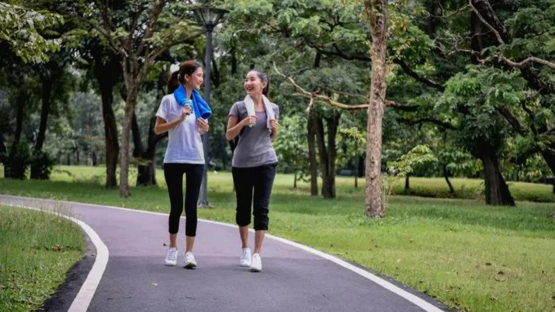 Đi bộ có thực sự giúp giảm mỡ bụng không? Những mẹo hay để việc đi bộ trở thành phương pháp giảm mỡ bụng hiệu quả.