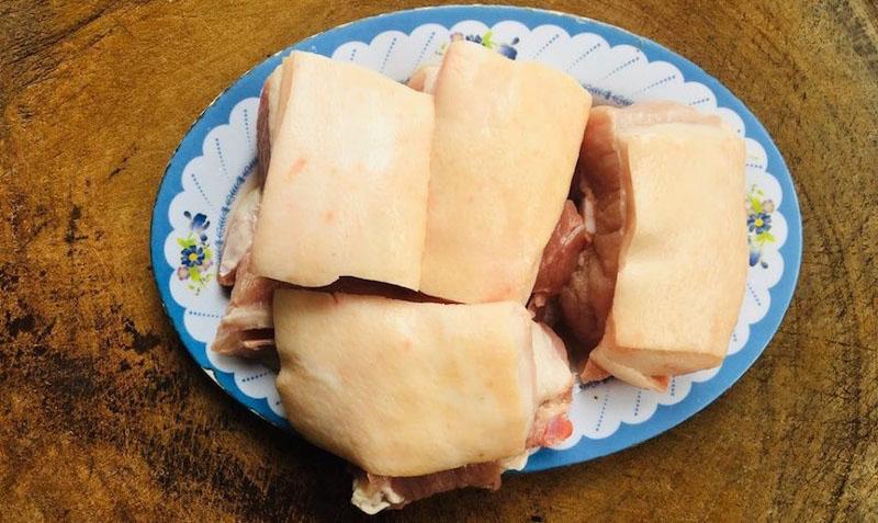 Chị Duy chia sẻ công thức chế biến món thịt heo chiên bì thơm ngon, với lớp da giòn rụm tuyệt vời, khiến ai cũng phải khen ngợi.