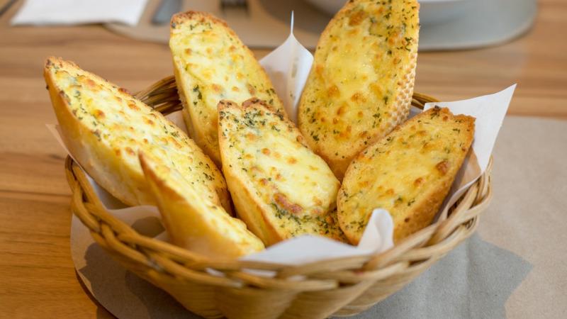 Khám phá công thức làm bánh mì bơ tỏi thơm lừng, giòn rụm ngay tại nhà, đơn giản nhưng đầy hương vị quyến rũ.