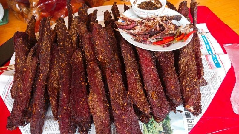 Khám phá cách làm thịt lợn khô gác bếp tại nhà đơn giản, đậm đà hương vị Tây Bắc.