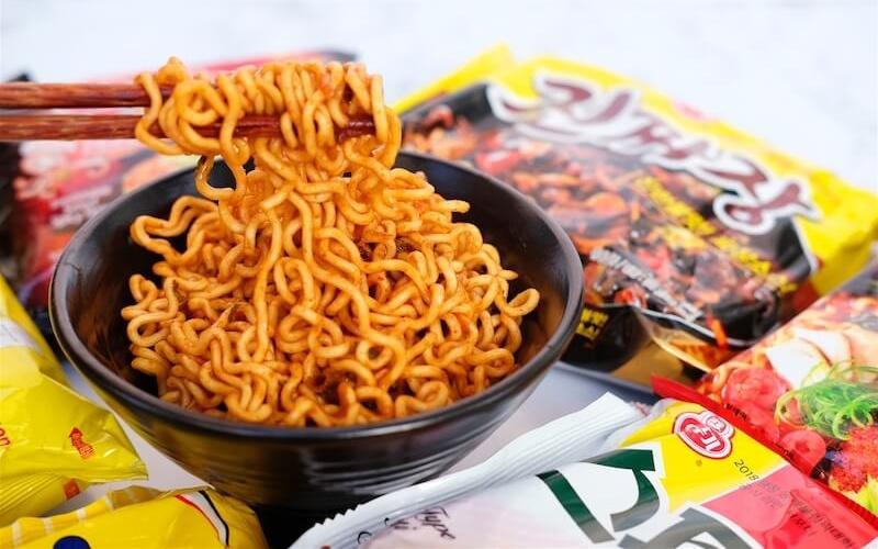 Dù đã ăn mì tôm suốt bao năm, liệu bạn có bao giờ tự hỏi vì sao sợi mì lại có hình dạng uốn lượn như sóng biển?