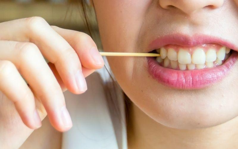 Thói quen dùng tăm xỉa răng có thật sự an toàn cho sức khỏe răng miệng của bạn? Hãy cùng tìm hiểu những tác động mà thói quen này có thể mang lại.