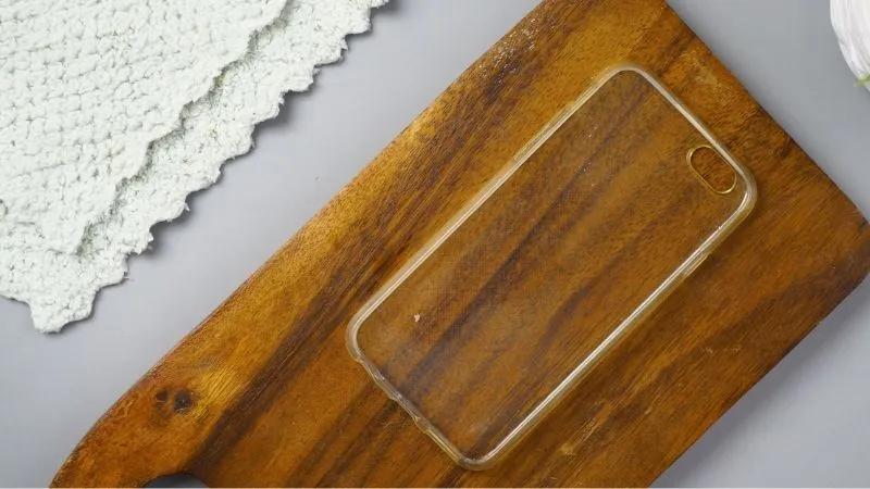 6 mẹo làm ốp lưng dẻo cũ sáng bóng như mới