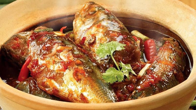 Khám phá cách chế biến cá nục kho tỏi ớt đậm đà, hương vị thơm ngon quyến rũ, dễ dàng thực hiện ngay tại nhà.