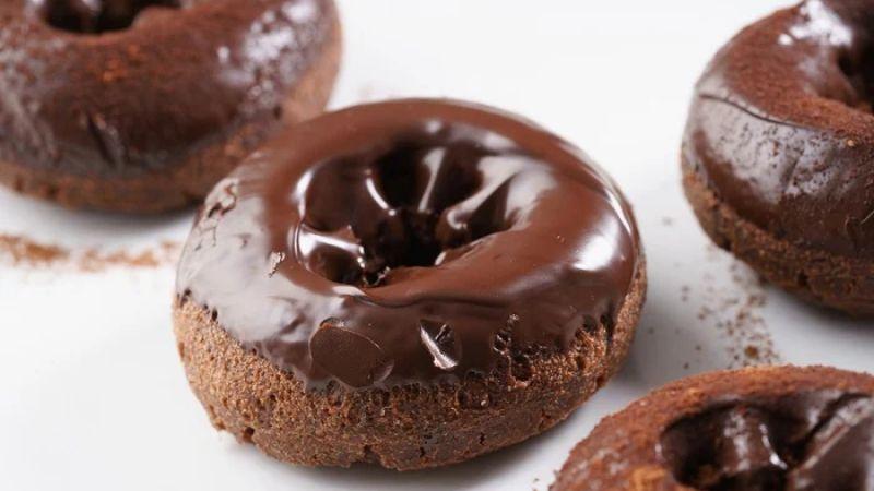 Công thức làm bánh donut socola thơm ngon, đậm đà, khiến bạn thưởng thức mãi không chán.