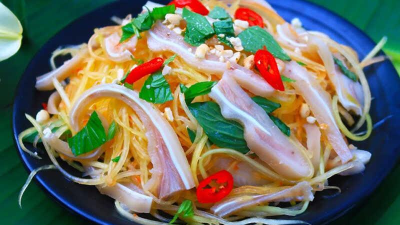 Khám phá công thức chế biến nộm đu đủ tai heo giòn rụm, thơm ngon, đầy mới mẻ.
