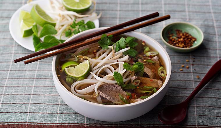Ăn phở gói có làm bạn tăng cân không? Một gói phở ăn liền cung cấp bao nhiêu calo?