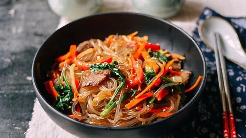 Khám phá cách làm miến trộn cay Hàn Quốc Japchea đậm đà hương vị truyền thống, là món ăn tuyệt vời cho bữa cơm gia đình. Sự kết hợp hài hòa giữa miến giòn, chả cá, cải bó xôi, củ cải muối cùng nước sốt cay nồng sẽ khiến bạn mê mẩn ngay từ lần thử đầu tiên.