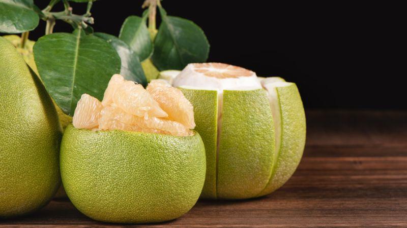 Khám phá ngay bí quyết bóc bưởi nguyên trái đang gây bão trên mạng xã hội