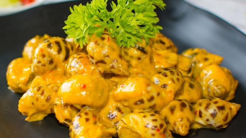 Khám phá 2 cách chế biến món ốc hương xào trứng muối, mang đến hương thơm quyến rũ cho mọi bữa ăn.
