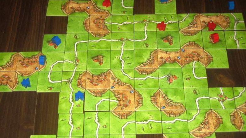 Hướng dẫn chi tiết cách chơi board game Carcassonne, giúp người chơi nhanh chóng làm quen và tận hưởng những giây phút thú vị trong trò chơi này.