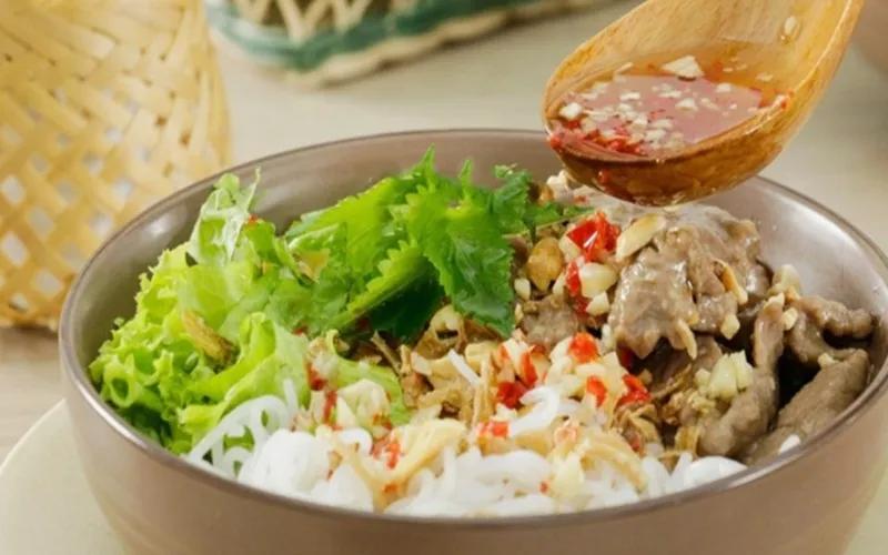 Hướng dẫn làm món bún bò trộn chuẩn vị Nam Bộ ngon miệng cho gia đình, với công thức dễ làm nhưng đậm đà hương vị.