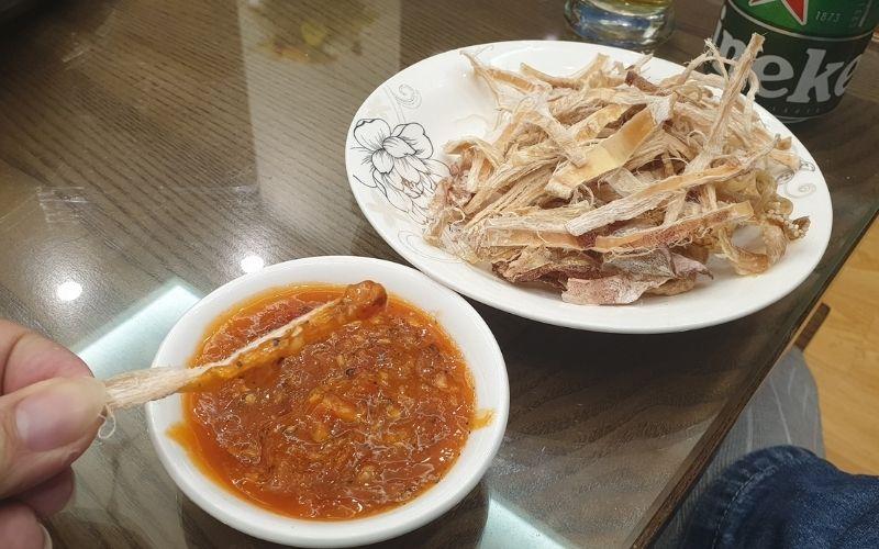 Cách nướng mực bằng lò vi sóng, mang đến hương thơm lôi cuốn, lý tưởng để thưởng thức khi đang xem trận bóng.