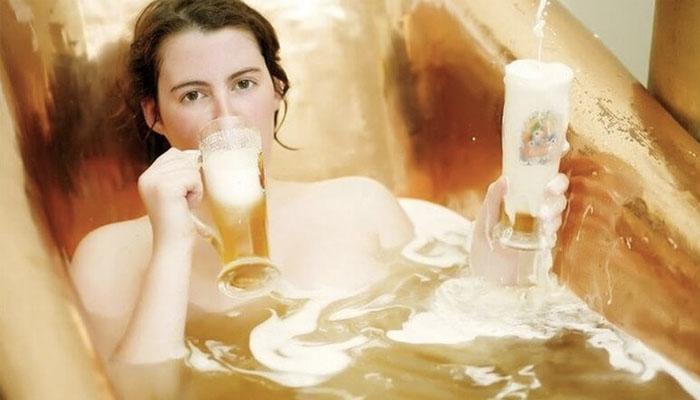 5 lợi ích tuyệt vời từ việc tắm bia